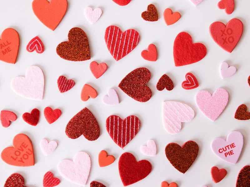 hearts of different colors and sizes on a table